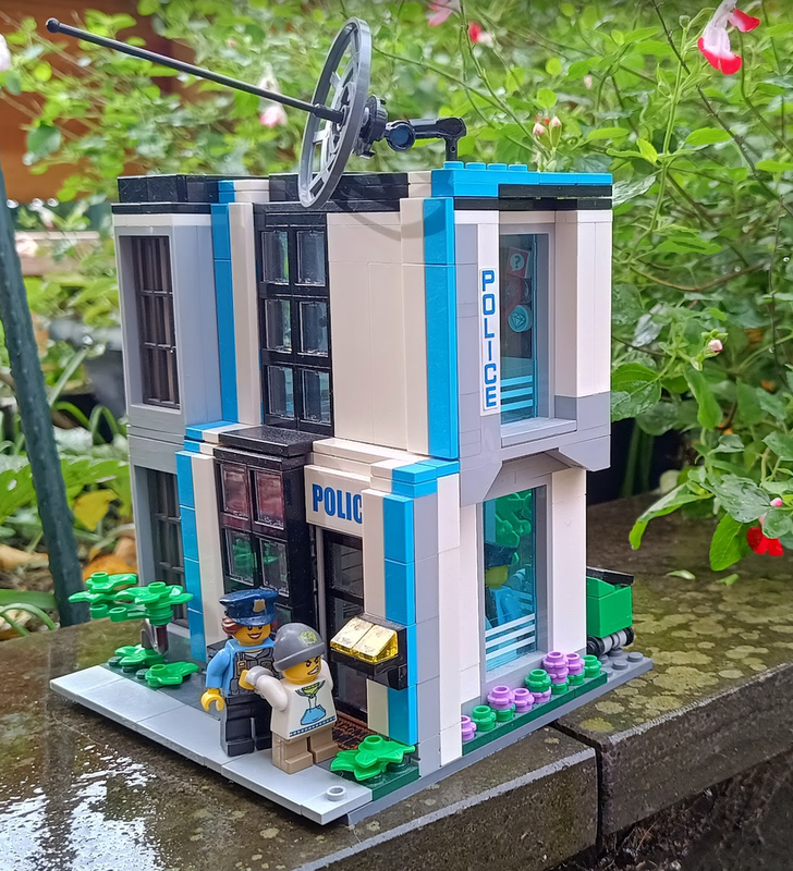 Lego Police station (on a 16x16 baseplate)