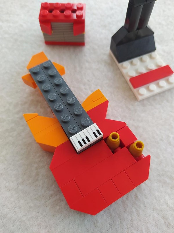 Lego 11019 Guitar, Stand and Amp