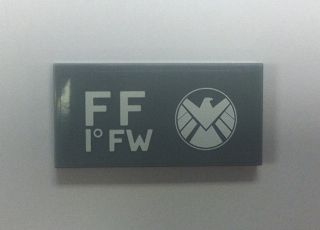Lego Tile 2 x 4 with Avengers Logo and 'FF 1° FW' Pattern Model Right Side (Sticker) - Set 6869 / Light Bluish Gray