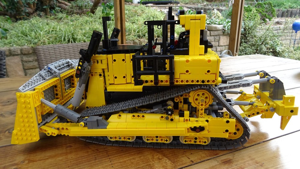 Lego Caterpillar D9 Bulldozer