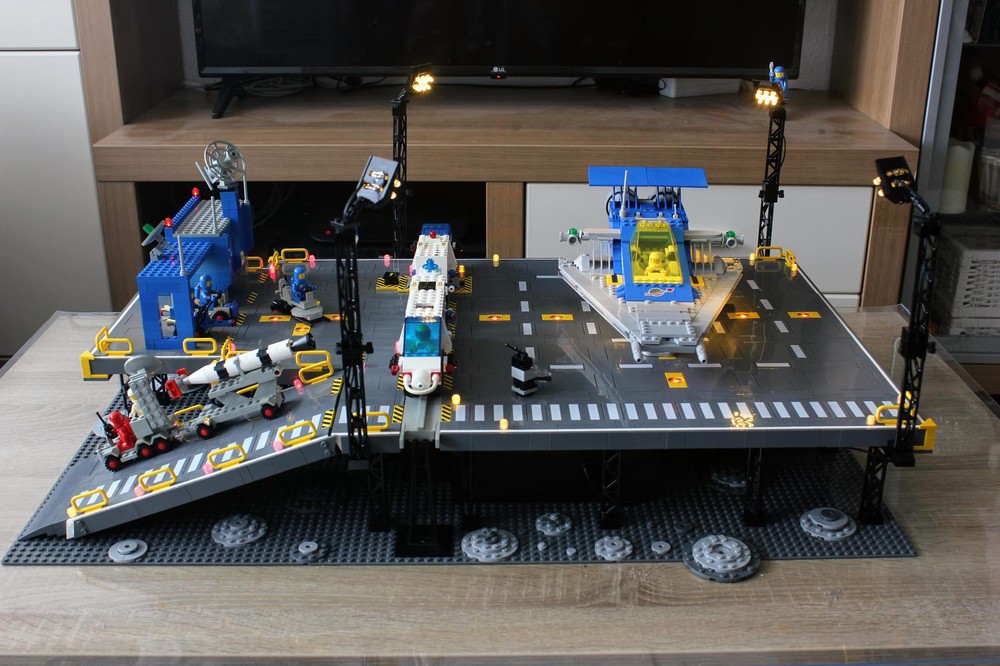 Lego Space Landing Pad with Monorail (bigger)