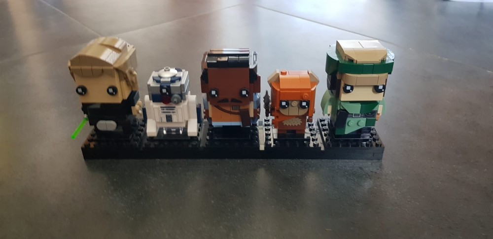 Lego Stand for "Heroes of Endor Brickheadz"