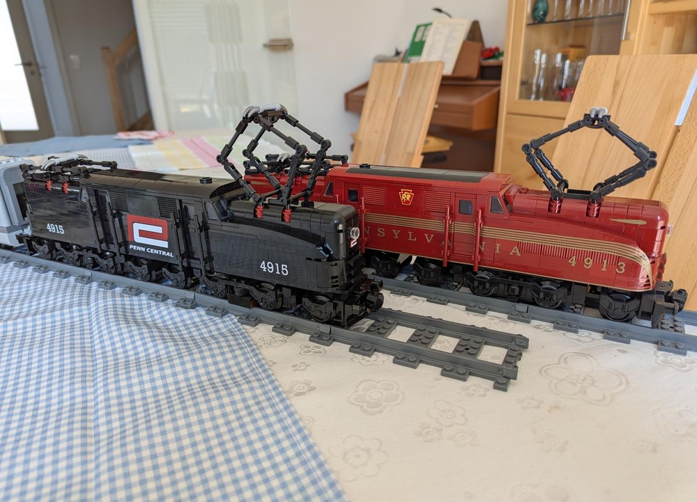 Lego GG1 Black (PRR & Penn Central Color Scheme)