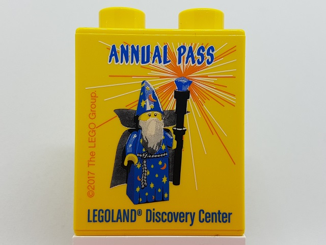 Lego Duplo, Brick 1 x 2 x 2 with Annual Pass LEGOLAND Discovery Center Wizard Pattern