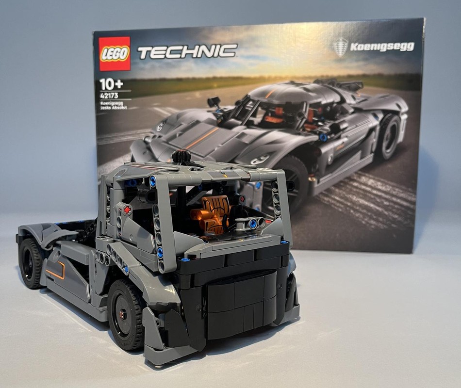 Lego VOLVO Iron Knight (grey)