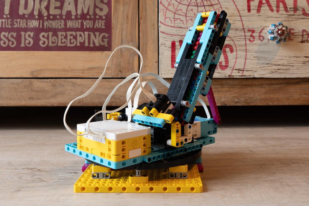 Lego Spike Prime rotary color sorter