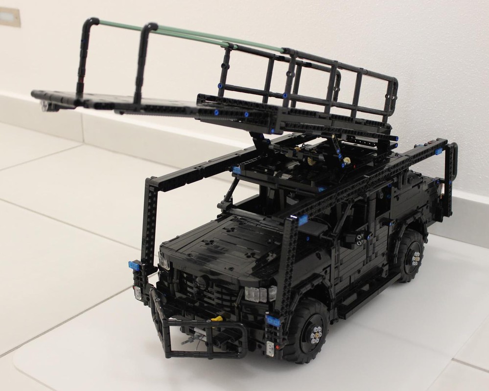 Lego SWAT vehicle with attack platform