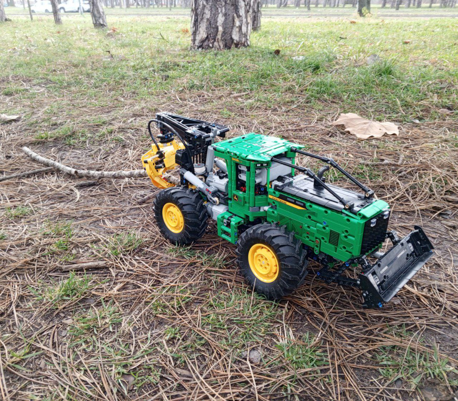 Lego 42157 John Deere Skidder - FULL MOTORIZATION.