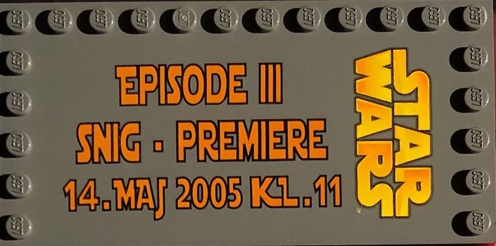 Lego Tile, Modified 6 x 12 with Studs on Edges with Star Wars Logo and 'EPISODE III SNIG - PREMIERE 14. MAJ 2005 KL. 11' Movie Ticket Pattern / Dark Gray