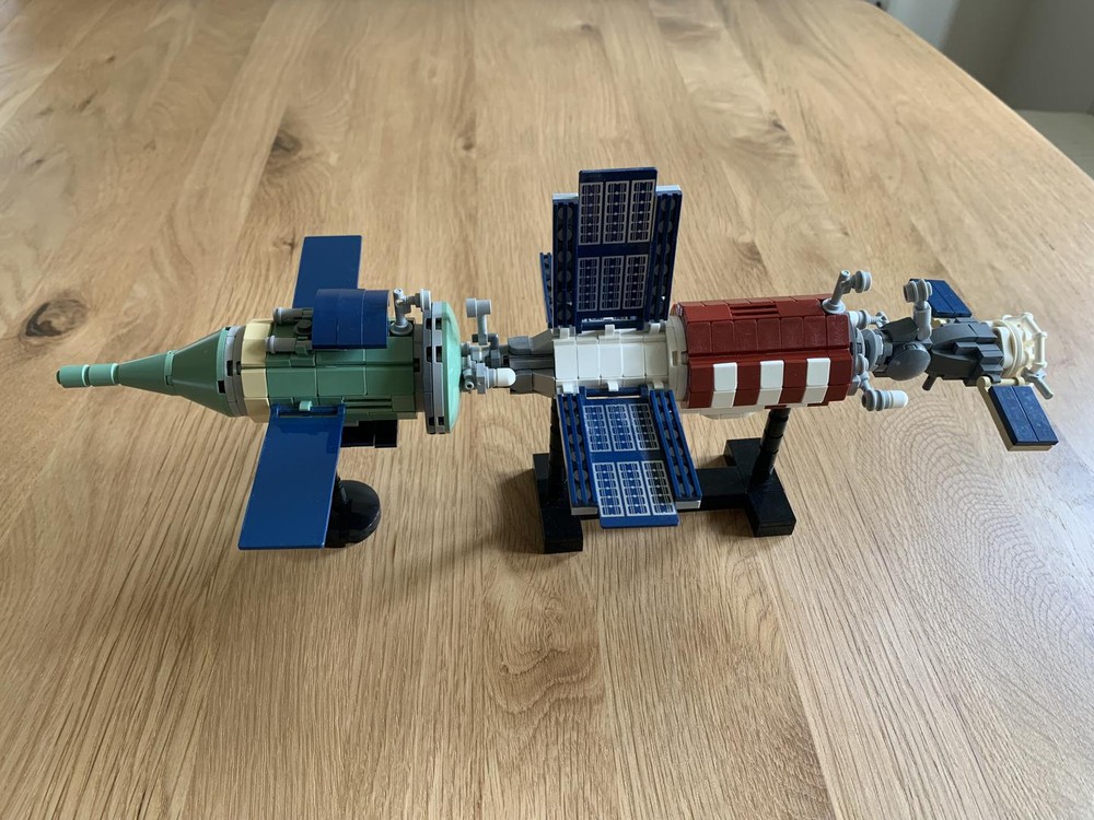 Lego Salyut 7 docking – 1:110
