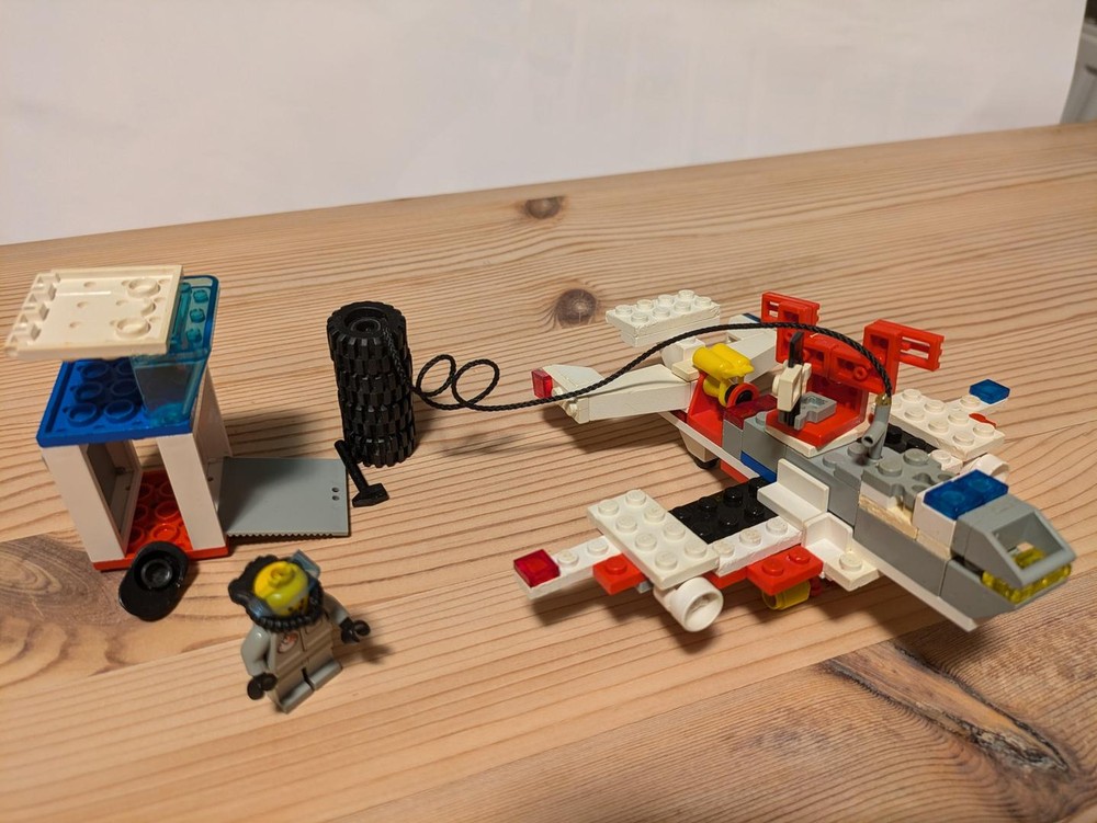 Lego Sentry plane with radar and foldable wheels