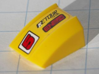 Lego Slope, Curved 2 x 2 Lip with Red '5' and Black 'RETOUR' and Red 'ENgyne' Pattern Model Left side (Sticker) - Set 8122