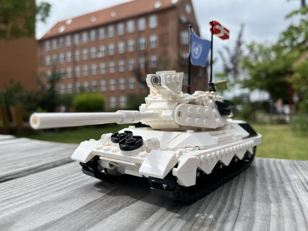 Lego Leopard 1A5DK in UN camo