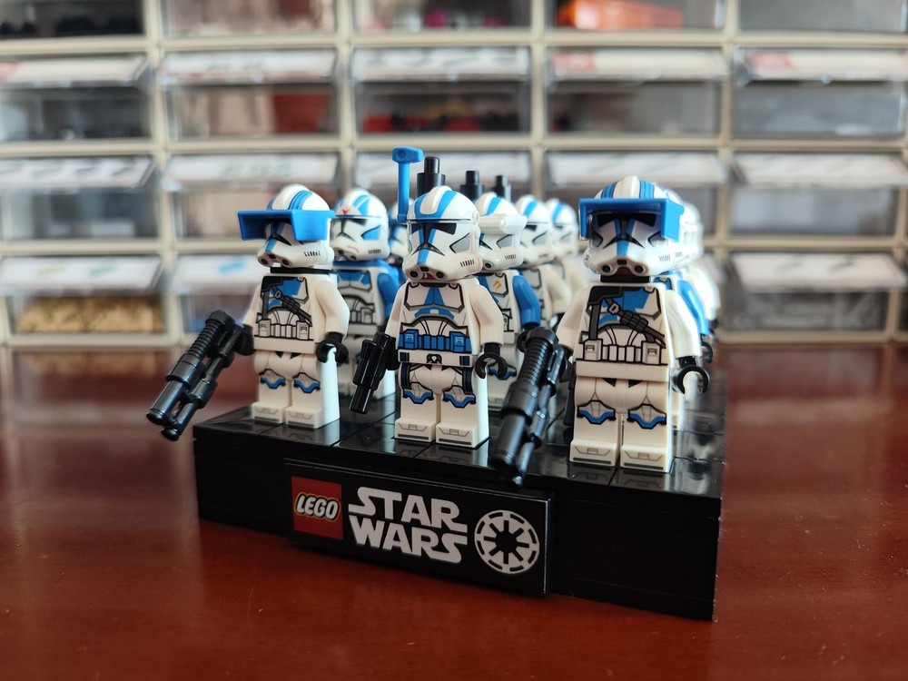 Lego 12 Minifigures Stand