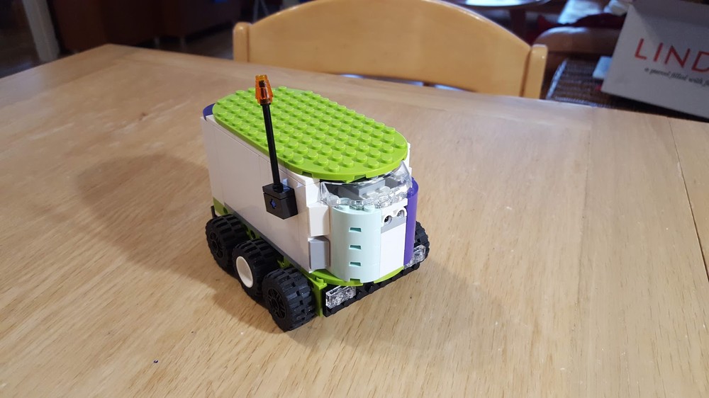 Lego Starship delivery robot