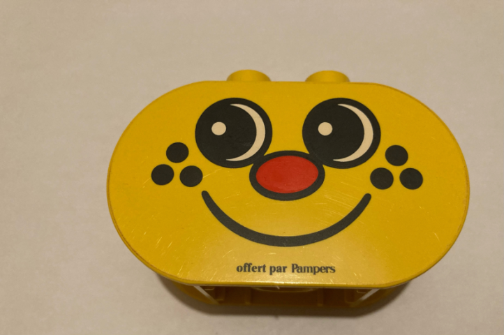Lego Duplo, Brick 2 x 4 x 2 Rounded Ends with Freckle Face with 'offert par Pampers' Pattern