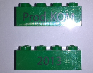 Lego Brick 2 x 4 with Black '2013' and 'Prod. KOM' Pattern on Opposite Sides (Kornmarken Factory Tour) / Green