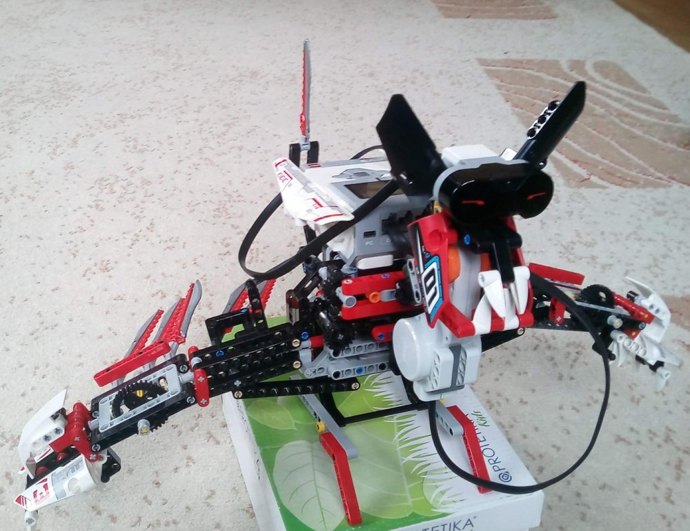 Lego Mindstorms Dragon (EV3 + NXT)