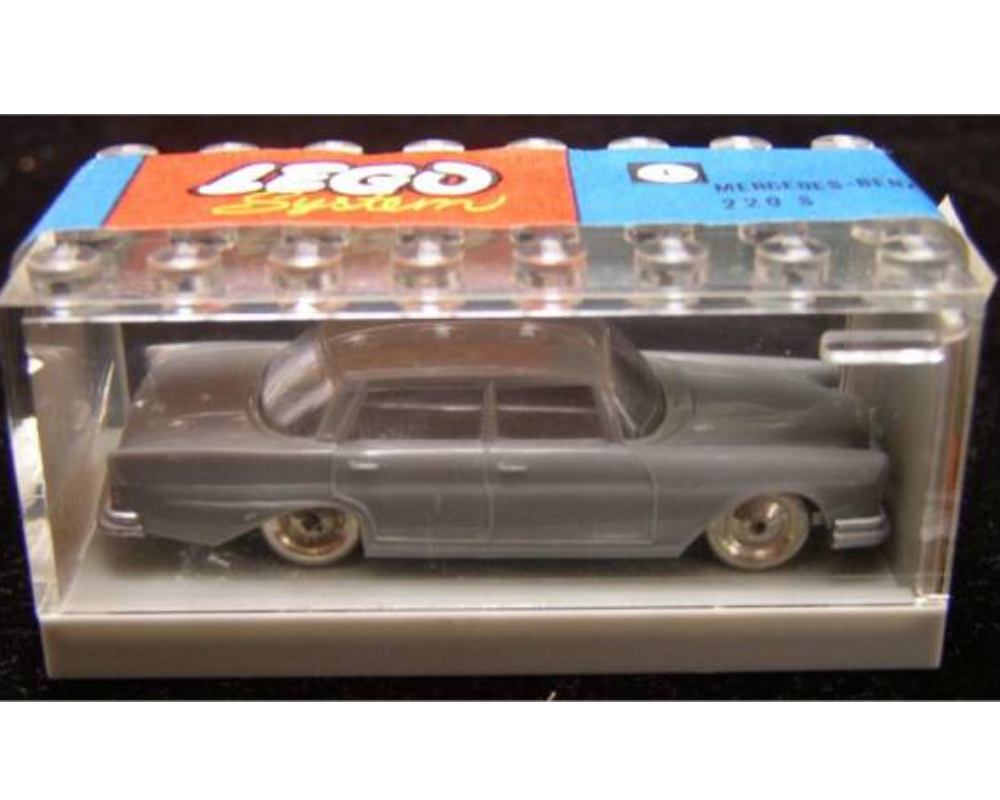 Lego 1:87 Mercedes 220 with Garage