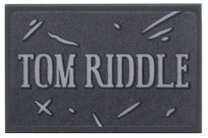 Lego Tile 2 x 3 with Light Bluish Gray 'TOM RIDDLE' and Scratches Pattern (Sticker) - Set 75965 / Dark Bluish Gray
