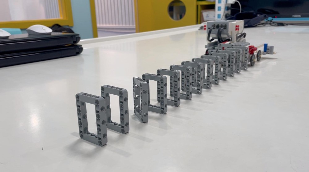Lego EV3 Domino Machine