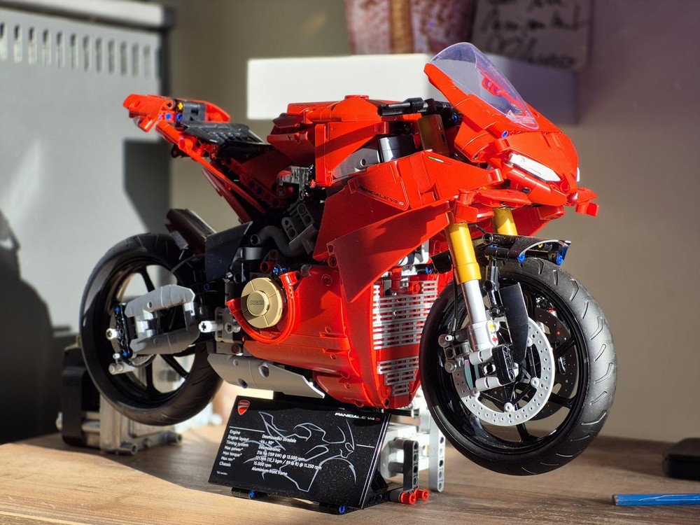 Lego Ducati Panigale V4S - minor changes
