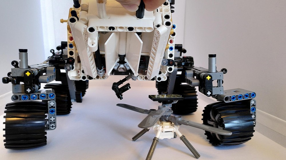 Lego 42158: Attachment / deployment mechanism for modified drone