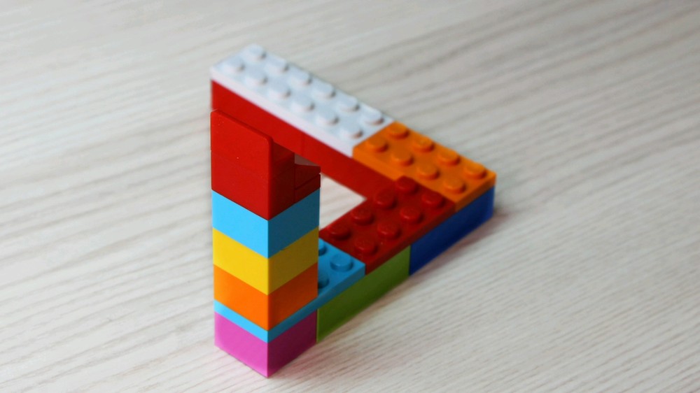 Lego Triangle Optical illusion
