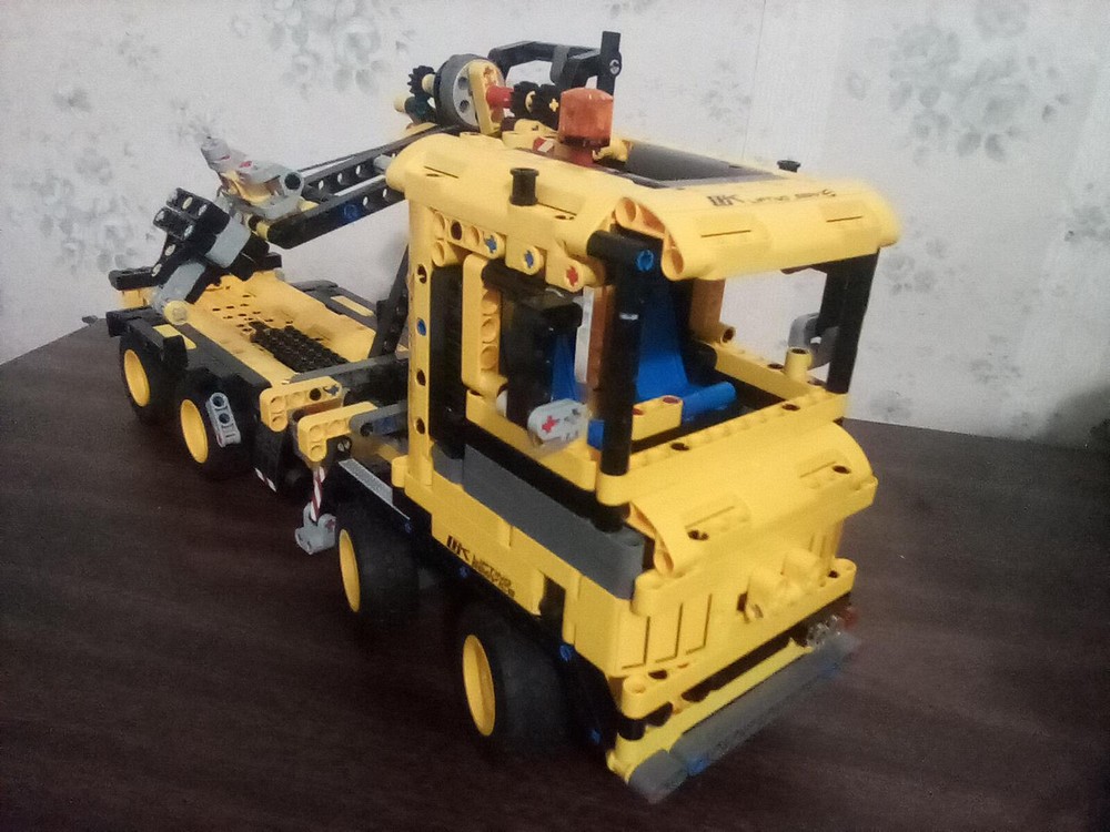 Lego 42108 Flatbed truck with crane v.2