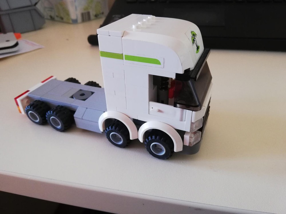 Lego Truck with suspended cabin