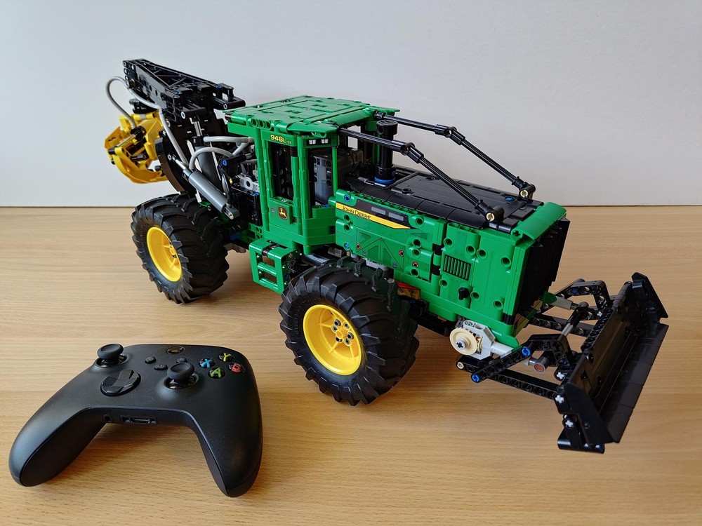 LEGO 42157 - John Deere 948L-II Skidder – partially motorized model