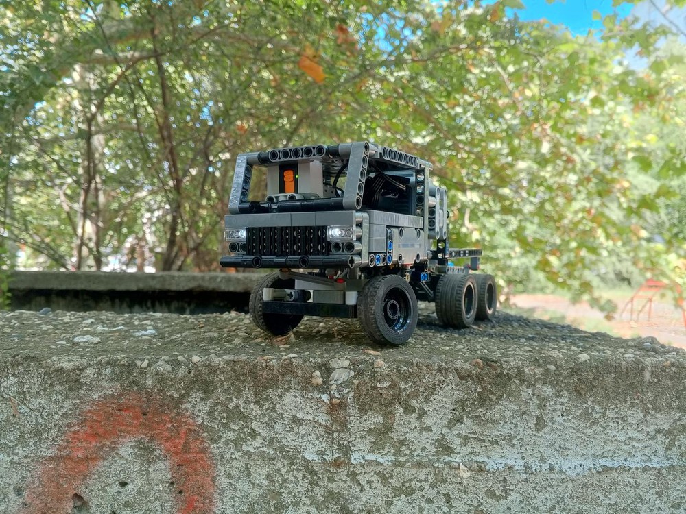 Lego Tiny trial truck with only M motors