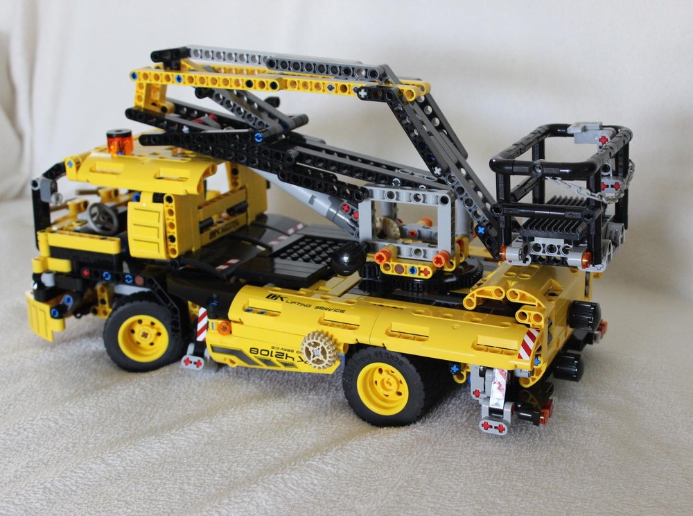 Lego Truck with lifting platform (alternative 42108)