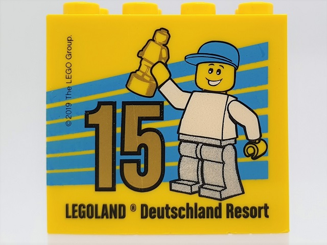 Lego Brick 2 x 4 x 3 with Besuchsmeister 15 Gold 2019 Legoland Deutschland Resort Pattern / Yellow