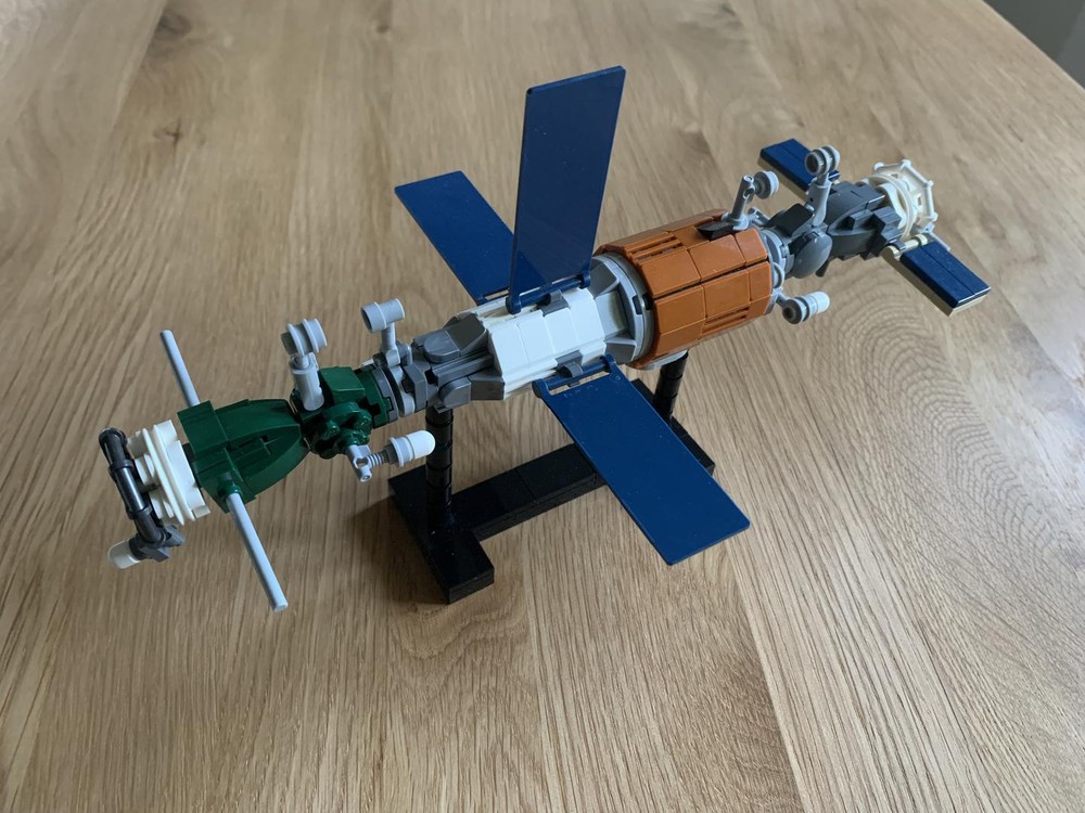 Lego Salyut 6 docking – 1:110