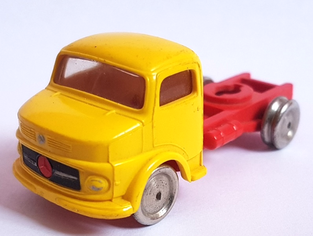 Lego HO Scale, Mercedes Truck Semi-Tractor with Red Mercedes-Benz Logo and Chassis / Yellow