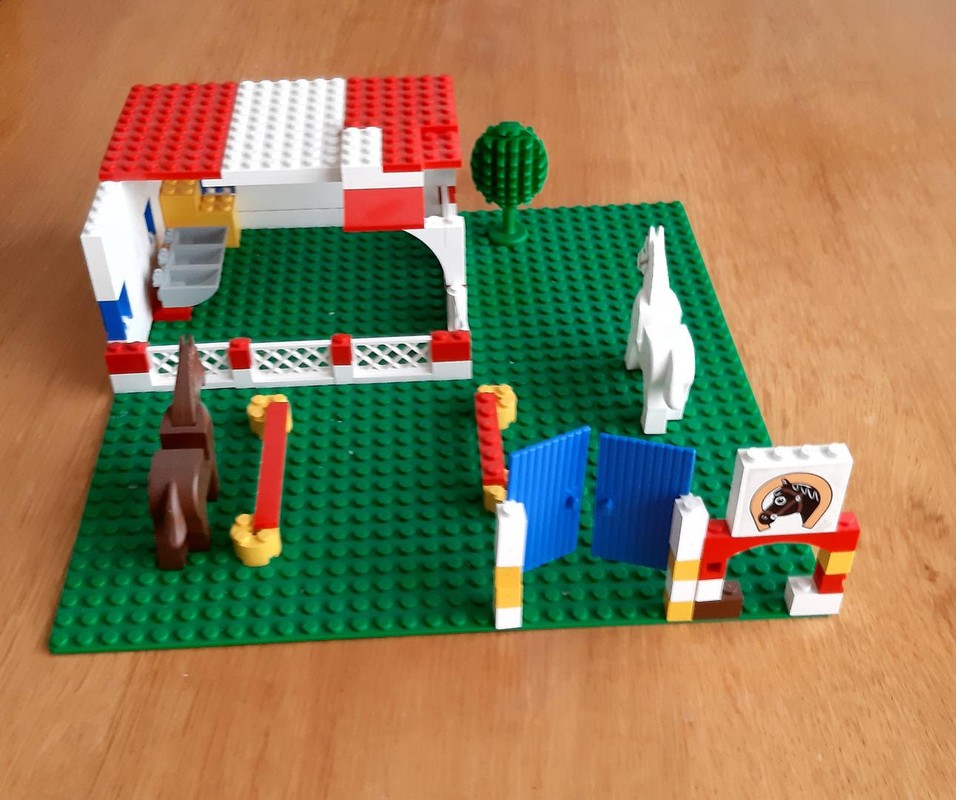 Lego Hanna's stable/manege