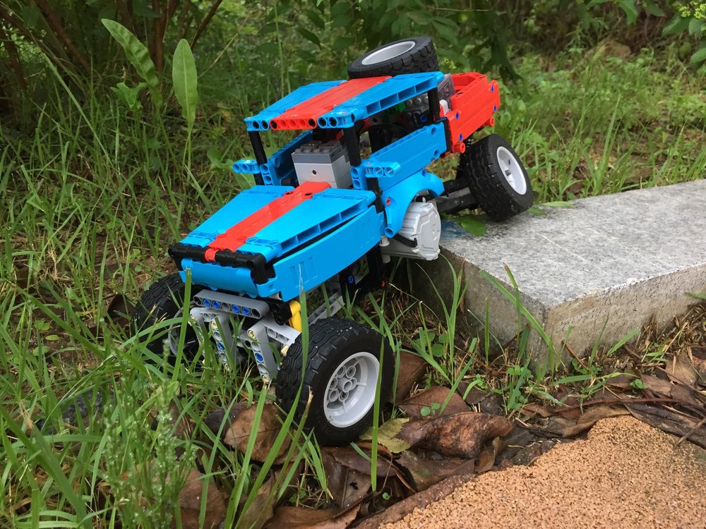Lego "Azured" trophy truck