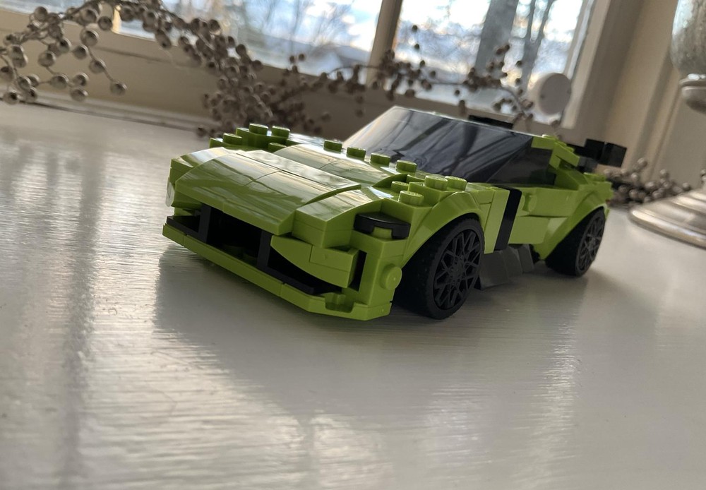 Lego 2023 Aston Martin V12 Vantage (77237 alt)