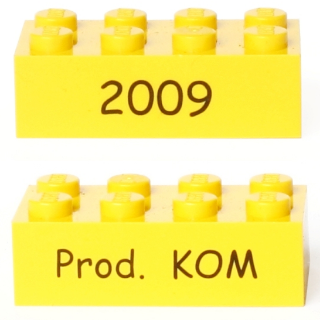 Lego Brick 2 x 4 with Black '2009' and 'Prod. KOM' Pattern on Opposite Sides (Kornmarken Factory Tour)