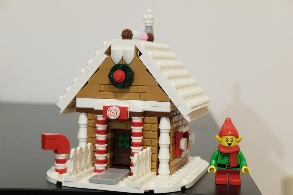 Lego Gingerbread House now with interior