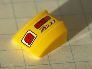 Lego Slope, Curved 2 x 2 Lip with Red '5' and Black 'RETOUR' and Red 'ENgyne' Pattern Model Right side (Sticker) - Set 8122